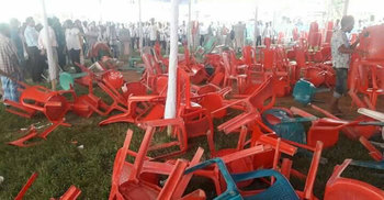 অনুষ্ঠানে খাবার না পেয়ে চেয়ার ছোড়াছুড়ি