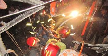 দাঁড়িয়ে থাকা ট্রাকে বাসের ধাক্কা, প্রাণ গেল হেলপারের