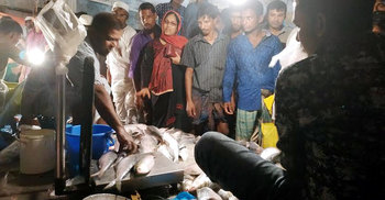 শেষ দিনে বাজারে ইলিশ বেচাকেনার ধুম