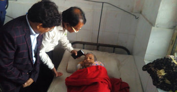 রাস্তা থেকে কুড়িয়ে হাসপাতালে ভর্তি করলেন ডিসি