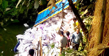সরকারি পাঠ্যবই বোঝাই ট্রাক খাদে