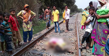 ছেলের সামনে ট্রেনের নিচে ঝাঁপ দিলেন মা