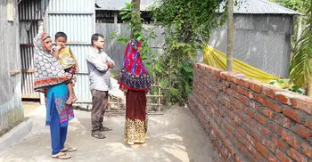 মুক্তিযোদ্ধা পরিবারের চলাচলের রাস্তায় ইটের দেয়াল