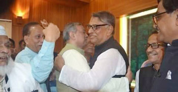 বিএনপি প্রার্থীকে বুকে জড়িয়ে নিলেন আ.লীগ প্রার্থী
