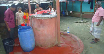 পানির কূপ থেকে বের হচ্ছে তেল!