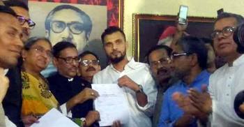 মাশরাফি মনোনয়নপত্র নেয়ায় নড়াইলে মিষ্টি বিতরণ