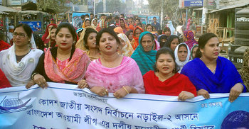 নড়াইলে মাশরাফিকে নিয়ে মহিলা লীগের মিছিল