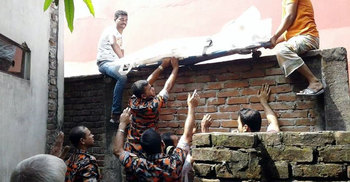 রাস্তা নেই, দেয়াল টপকে মরদেহ বের করলো ফায়ার সার্ভিস