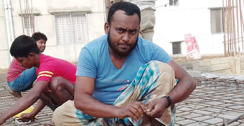 শিক্ষক মাহবুবুর রহমান এখন নির্মাণ শ্রমিক