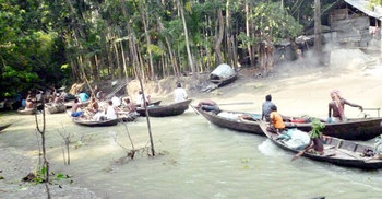 প্রশাসনের সঙ্গেই লুকোচুরি খেলছেন জেলেরা