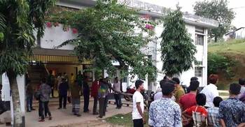 খেলায় জয় না পেয়ে অফিসে হামলা