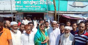 নৌকায় ভোট চাইতে অভিনব প্রচারণায় রোকেয়া প্রাচী