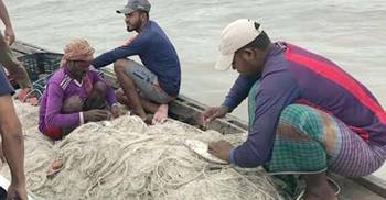 কে শোনে কার কথা