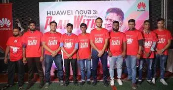 Huawei smartphone customers play with Shakib