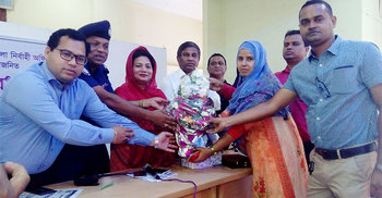 বিদায় বেলায় শিশুদের স্কুলব্যাগ-চকলেট দিলেন ইউএনও জিনাত