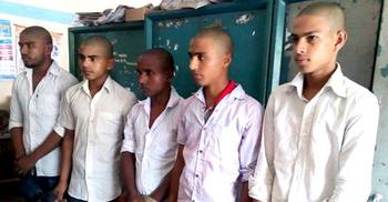 ইভটিজারকে রেখে প্রতিবাদী ৫ ছাত্রকে ন্যাড়া করে দিলেন প্রধান শিক্ষক