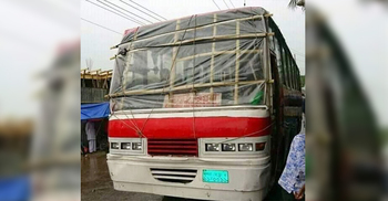 বিল্ডিংয়ের পর এবার বিআরটিসি বাসে বাঁশ
