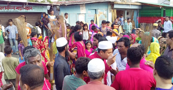 পুলিশকে ধাওয়া দিলো নারীরা