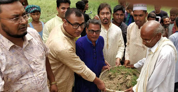 ঈদের নামাজ শেষে ১০ কি.মি. রাস্তা মেরামত করল শিক্ষার্থীরা