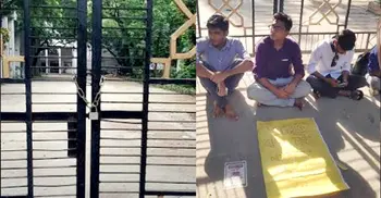 DU students on strike demanding exclusion of 7 colleges