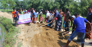 কথা রাখেননি চেয়ারম্যান, রাস্তা সংস্কার করল গ্রামবাসী