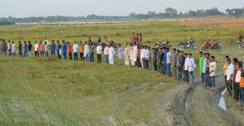 ঈদের দিনেও সেতুর দাবিতে মানববন্ধন
