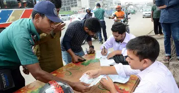 ট্রাফিক সচেতনতায় বিমানবন্দর ক্রসিংয়ে ডিএমপির অভিযান
