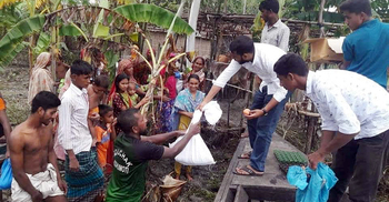 বন্যা কবলিতদের পাশে ডু সামথিং ফাউন্ডেশন