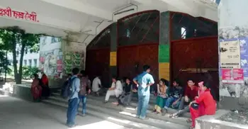 DU students lock academic, administrative buildings