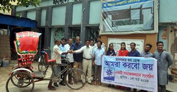 বৃদ্ধকে রিকশা কিনে দিলেন তারা