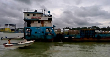 কাঁঠালবাড়ী ঘাটে পন্টুন থেকে পড়ে যুবক নিখোঁজ