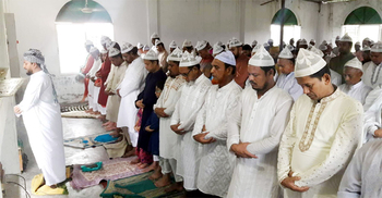 ফতুল্লার লামাপাড়ায় একদিন আগেই ঈদ জামাত অনুষ্ঠিত