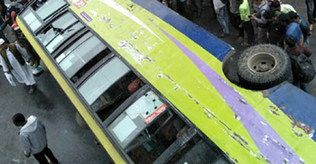 দ্রুতগতিতে বাস সাইড করতে গিয়ে হেলপার নিহত