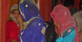 আবাসিক হোটেল থেকে দুই তরুণীসহ আটক ৫