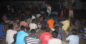 মধ্যরাতে উপাচার্যের বাসভবনের সামনে শিক্ষার্থীদের বিক্ষোভ