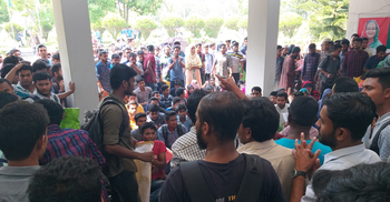 ইবিতে বেতন-ফি কমানোর দাবিতে প্রশাসন ভবন অবরোধ