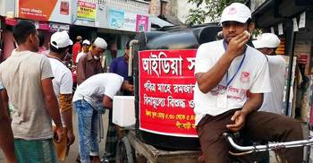 রোজাদারদের মাঝে শীতল পানি-শরবত বিতরণ