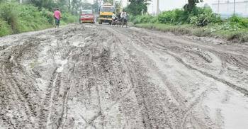 জয়পুরহাটে রাস্তা সংস্কারের দাবিতে চলছে পরিবহন ধর্মঘট