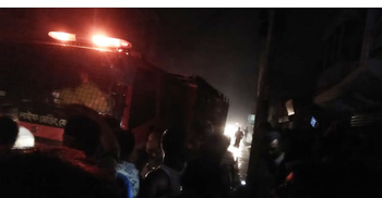খুলনায় গভীর রাতে কাগজের দোকানে আগুন
