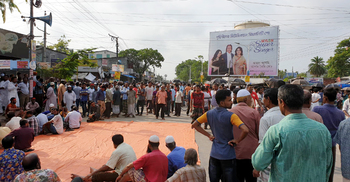 খুলনায় পাটকল শ্রমিকদের রাজপথ-রেলপথ অবরোধ