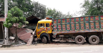 ঘরের ভেতর ঢুকে মা-মেয়েকে চাপা দিল ট্রাক
