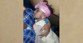 চলন্ত ট্রেনে পাথর নিক্ষেপ, রক্ত ঝরল শিশু মনিরার