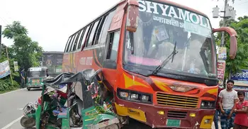 Shyamoli bus crushes an auto-rickshaw injuring 6