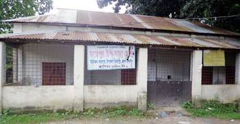 দেড় বছর ধরে স্বাস্থ্য কেন্দ্রে আসেন না ডাক্তার