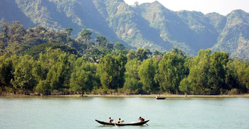 অবশেষে ফিরলেন নাফ নদ থেকে অপহৃত ৪ জেলে