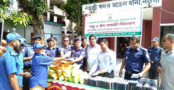 নওগাঁয় গ্রাম পুলিশদের মাঝে ঈদ সামগ্রী বিতরণ