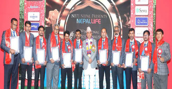 নেপা‌লে বিপিজেএ প্রতিনিধি দলকে সম্মাননা স্মারক প্রদান