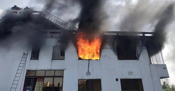 নওগাঁয় ৫ তলা ভবনে আগুন