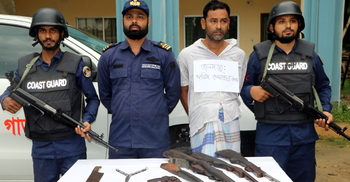 অস্ত্রসহ শীর্ষ জলদস্যু ফরিদ কমান্ডার গ্রেফতার