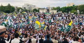 'All Pakistanis are standing with Kashmiris,' says Imran Khan